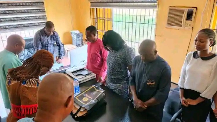 UNIDEL Clinical Sciences Dean, Prof. Naiho, Awards Scholarships to Seven Indigent Students