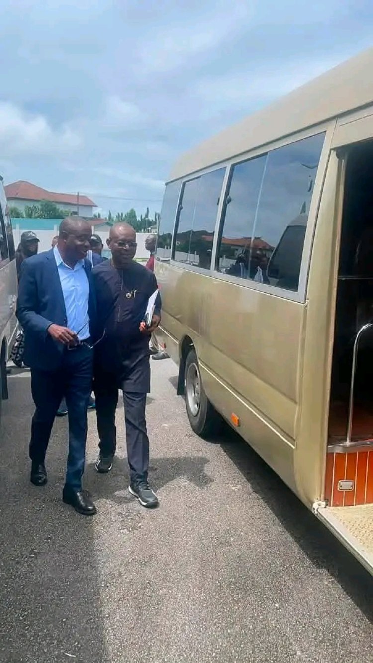 Bayelsa Government Presents Two Coaster Buses to Bayelsa Medical University