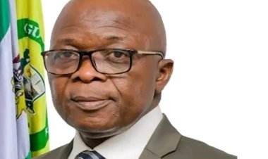 Senator Rewards Top SSCE Performers with Cash, Laptops in Ogun
