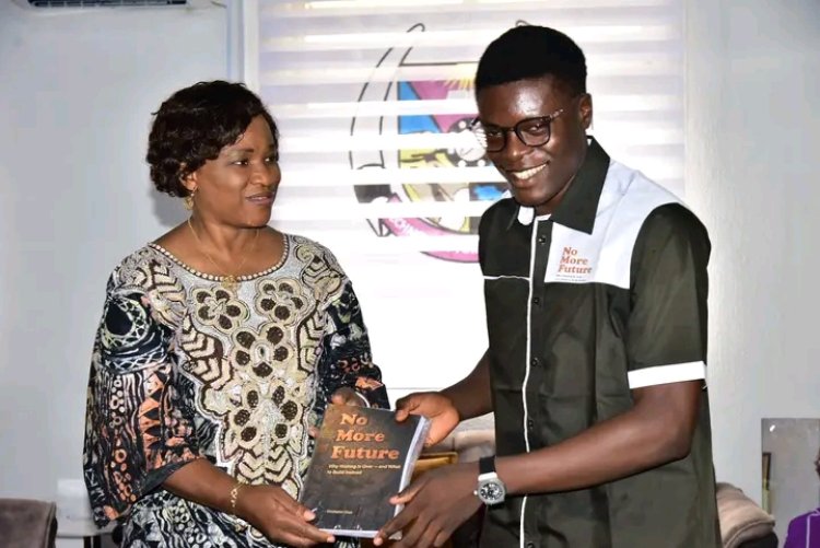 FUTA Alumnus, Guinness World Record Holder Christopher Olusa Presents Book to Vice-Chancellor